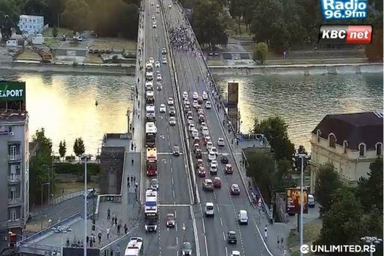 NE ODUSTAJU OD MALTRETIRANJA GRAĐANA! Blokaderi opet zaustavili saobraćaj: Blokirali Brankov most u Beogradu