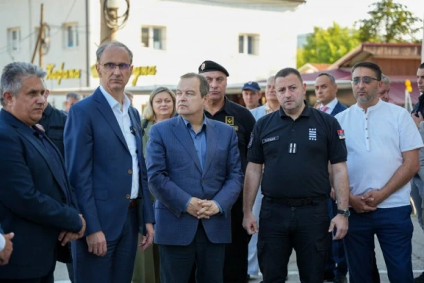 PITANJE OD ŽIVOTNE VAŽNOSTI! Macut i Dačić u Svrljigu uručili osam rezervoara za pijaću vodu zbog nestašice