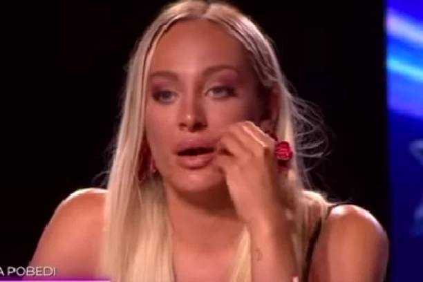 LUNA ĐOGANI U HALJINI SA ŠLICEM DO PUPKA, SILIKONI SAMO ŠTO NE EKSPLODIRAJU! Gore društvene mreže, OVAJ DETALJ SVI KOMENTARIŠU! (FOTO)