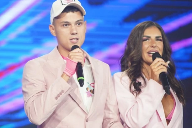 "VOLIM GA, MNOGI VERUJU U NAŠU LJUBAV": Nakon fotke iz đakuzija, oglasila se Ena Čolić - propevala o POMIRENJU sa Pejom!