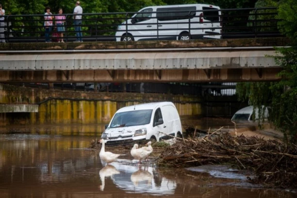 KATAKLIZMA U ŠPANIJI! Poplave paralisale zemlju, voda nosi sve pred sobom, automobile guta blato po ulicama! (FOTO, VIDEO)