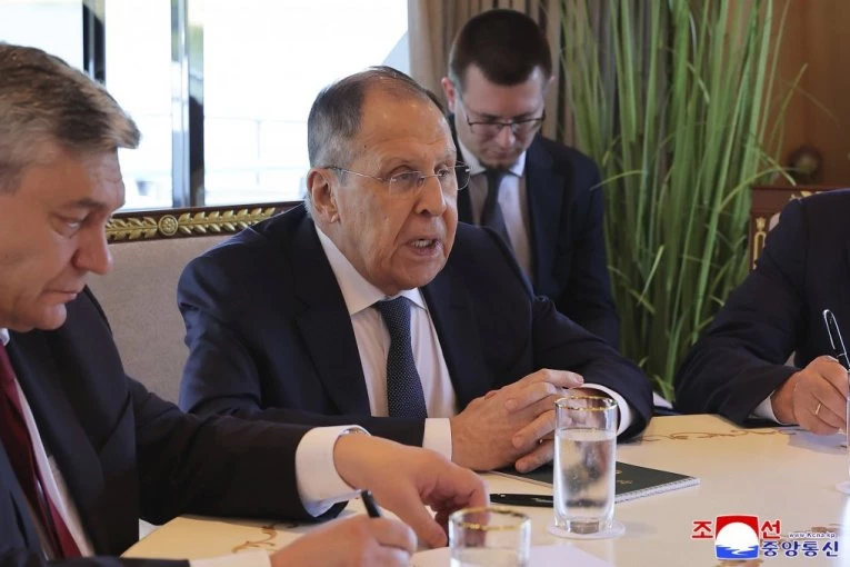 "VI MENE NE SLUŠATE, NE IZIGRAVAJTE ZELENSKOG!": Lavrov izgubio glavu zbog novinarke! Žestok okršaj tokom intervjua (VIDEO)