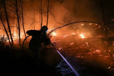 POŽAR UNIŠTIO ISTORIJSKU GRAĐEVINU: Vatra progutala više od 50 objekata, vatrogasci na kolenima (VIDEO)