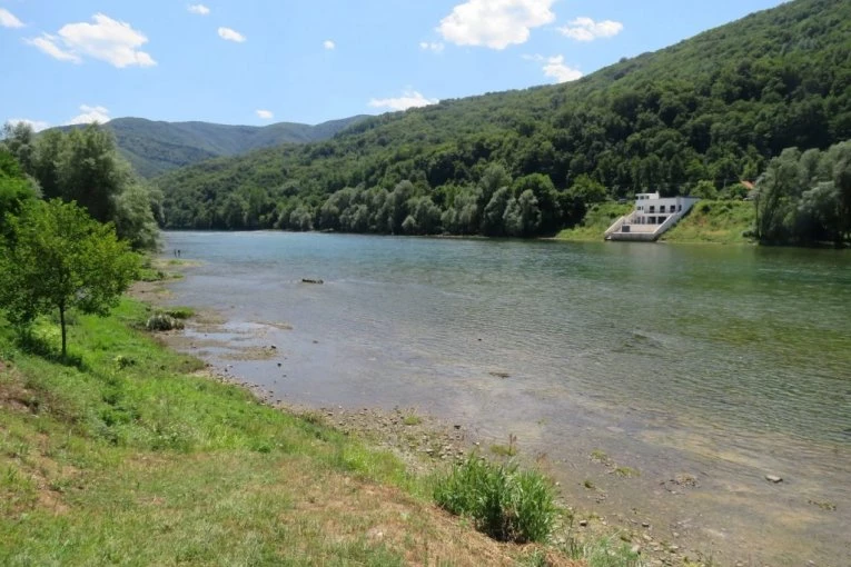 NESTAO DEČAK NA DRINI! Kupao se u reci, pa ga odnela voda!