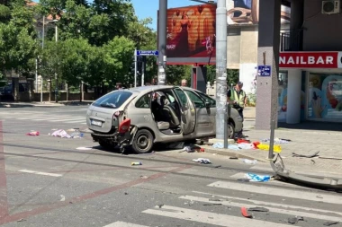MUŠKARAC BEŽAO OD POLICIJE, PA SE KOLIMA ZAKUCAO U MASU LJUDI U CENTRU BEOGRADA! Sumnja se da ima povređenih (FOTO)