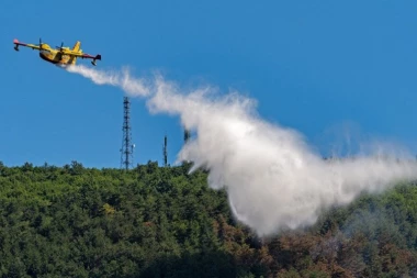 MOSTAR OKRUŽEN PLAMENOM! Vatrogasci se bore protiv požarne linije duge nekoliko stotina metara (VIDEO)