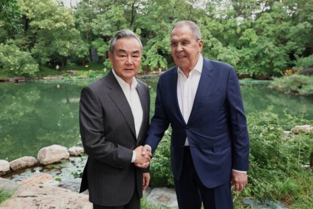 LAVROV I JI ODSVIRALI KRAJ ZAPADU! Iz Pekinga poručeno da stiže novo doba (FOTO)