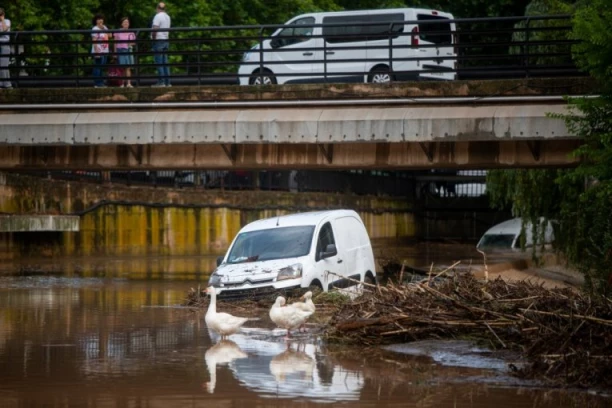 OTAC I SIN OSTALI U AUTOMOBILU USRED POPLAVE! Telo dečaka pronašli kraj naselja, za muškarcem se još traga