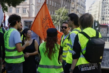 BLOKADERI POPADALI KO ZRELE KRUŠKE! Došli da spreče ispite, pa se žestoko izblamirali - ČITAJTE U SRPSKOM TELEGRAFU, danas poklon RIJALITI DODATAK