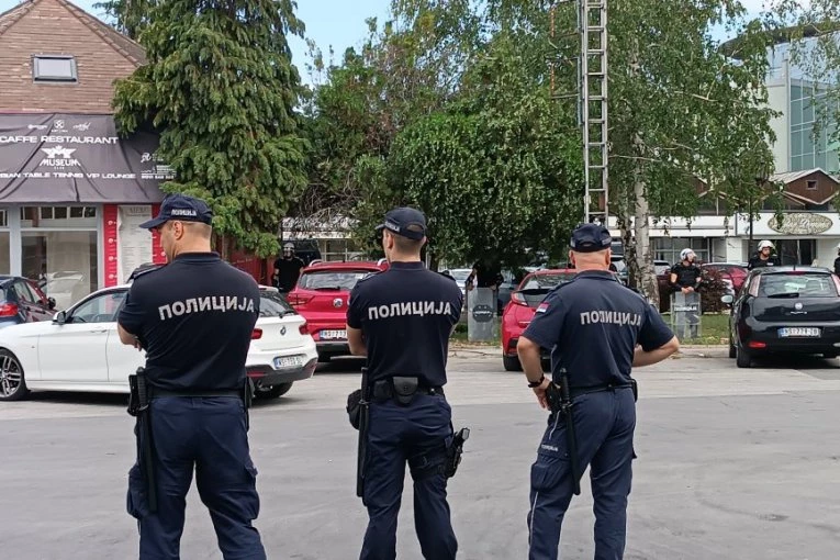 BLOKADER NAPRAVIO HAOS U LOZNICI! Traktorom pokosio policajce, probio ogradu i vozio u suprotnom smeru!