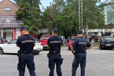 BLOKADER NAPRAVIO HAOS U LOZNICI! Traktorom pokosio policajce, probio ogradu i vozio u suprotnom smeru!