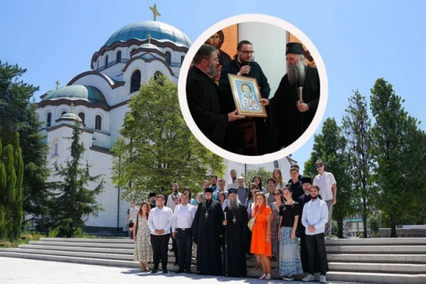 SUSRET KOJI SE PAMTI: Šta je patrijarh Porfirije poručio mladima iz Poljske ispred Hrama Svetog Save?