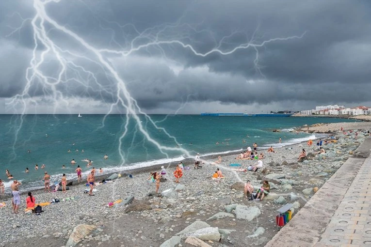 STRAVIČAN SNIMAK! GROM UBIO TROJE LJUDI NA PLAŽI! Horor kakav se ne pamti - ni detetu nije bilo spasa! (VIDEO)
