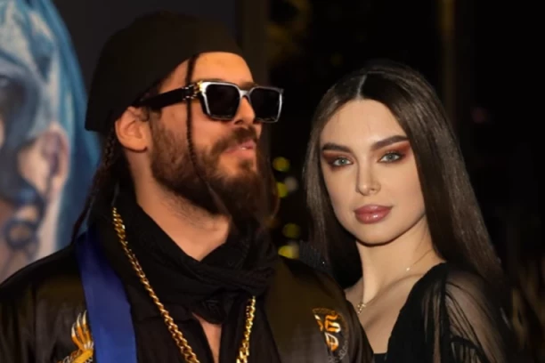 ŠOKANTNA ISTINA O ŽENI ADAMA ADAKTARA! Posle ovoga je niko neće gledati istim očima - KADA JE PROGOVORILA SVI ZANEMELI! (VIDEO)