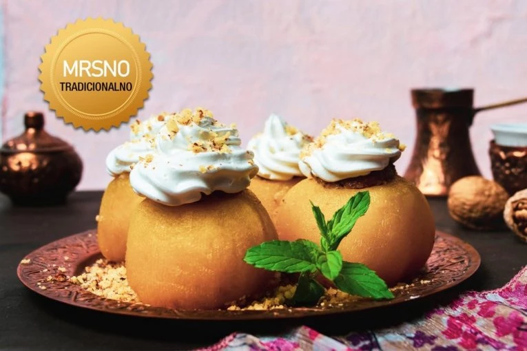 SLATKI OSVEŽAVAJUĆI ZALOGAJ KOME NIKO NE MOŽE ODOLETI: Starinski recept za tufahije koje mirišu na detinjstvo i porodični dom