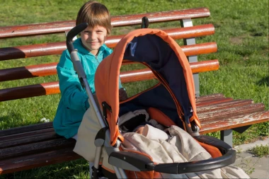 MAJKA IH JE OSTAVILA ISPRED CRKVE, DANIMA SU BILI SAMI NAPOLJU: Dečak (6) je čuvao brata u kolicima, na ove scene svi su plakali (VIDEO)