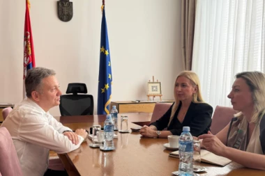 NOVA APLIKACIJA E-ŽENA OMOGUĆIĆE BOLJU KOMUNIKACIJU SA ŽENAMA ŠIROM SRBIJE U prvoj fazi biće ispitana iskustva porodilja!