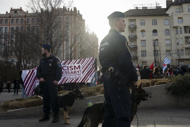 STARIJI MUŠKARAC IZBO DVA MLADIĆA NOŽEM: Haos u centru grada, ranjeni momci završili u bolnici