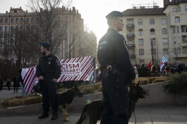 STARIJI MUŠKARAC IZBO DVA MLADIĆA NOŽEM: Haos u centru grada, ranjeni momci završili u bolnici