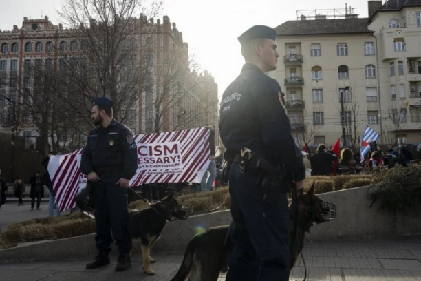 STARIJI MUŠKARAC IZBO DVA MLADIĆA NOŽEM: Haos u centru grada, ranjeni momci završili u bolnici