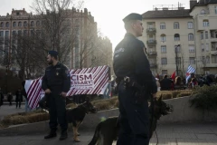 STARIJI MUŠKARAC IZBO DVA MLADIĆA NOŽEM: Haos u centru grada, ranjeni momci završili u bolnici