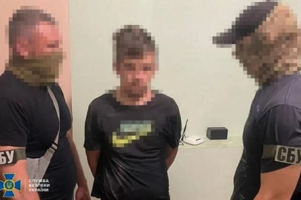 "IZGLEDAO JE KAO UPLAŠENI DEČAK": Ukrajinci uhvatili ruskog tajnog agenta! Ušao u STAMBENU ZGRADU, evo šta je želeo da uradi (FOTO)