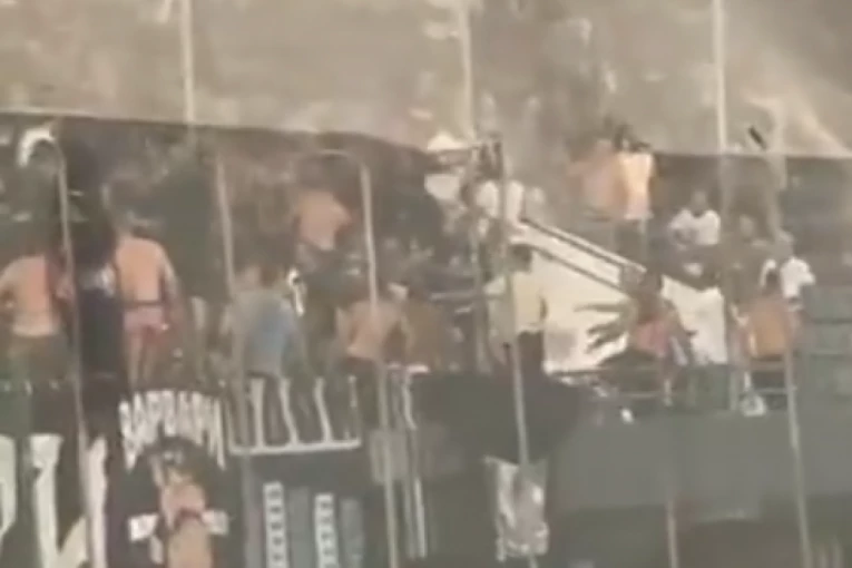 OPŠTA TUČA VARVARA NASRED UTAKMICE! Potpuni haos u Podgorici, usijale se strasti na tribinama! (VIDEO)