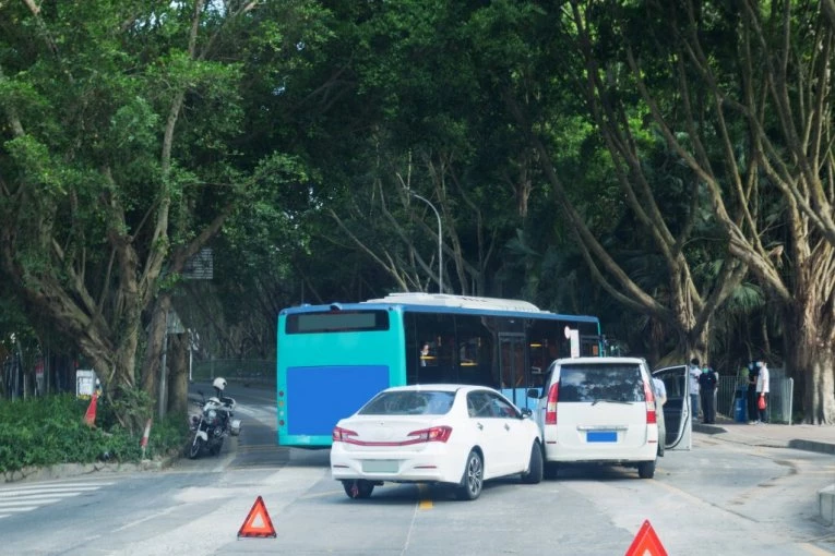 LANČANI SUDAR U PRESTONICI, POVREĐENO 20 LJUDI! Gradski autobus izazvao neverovatan haos, evo šta je vozač uradio!