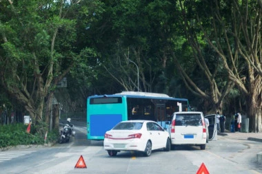 LANČANI SUDAR U PRESTONICI, POVREĐENO 20 LJUDI! Gradski autobus izazvao neverovatan haos, evo šta je vozač uradio!