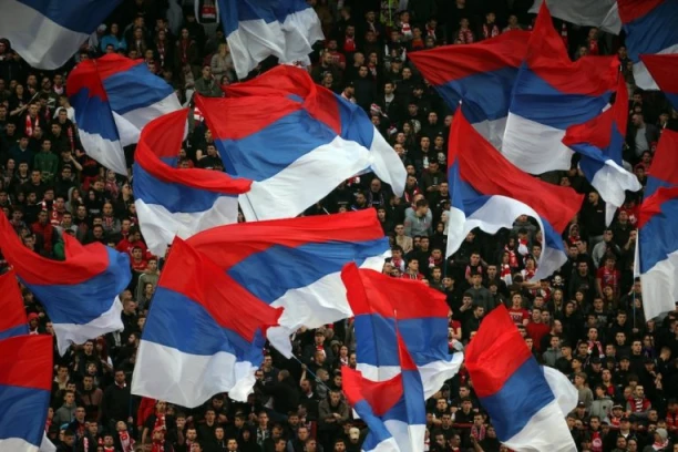 UŽAS: Navijači su čupali kosu sa glave - teška povreda srpskog reprezentativca! (FOTO)