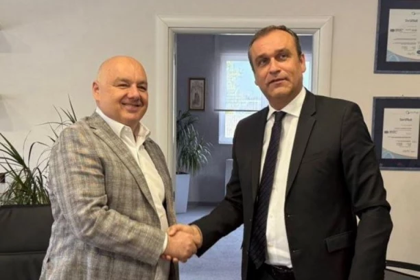 Mađarska državna elektroprivreda - MVM grupa je preuzela većinski paket od 60 odsto vlasništva kompanija "Energotehnika Južna Bačka" i "Elektromontaža Kraljevo"