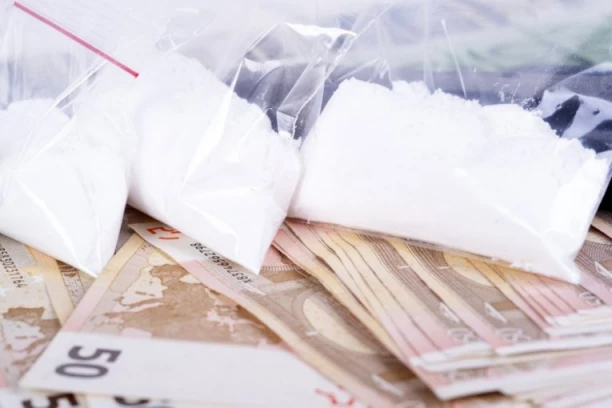 BRUKA NA AUTO-PUTU: Vozač uhvaćen sa 206 kilograma kokaina! Policajci zanemeli od prizora, evo šta im je rekao