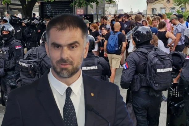 BLOKADERI PONOVO MALTERETIRAJU GRADONAČELNIKA NOVOG SADA I NJEGOVU PORODICU! Opet mu došli pred zgradu, čovek morao da gasi interfon i smiruje decu!