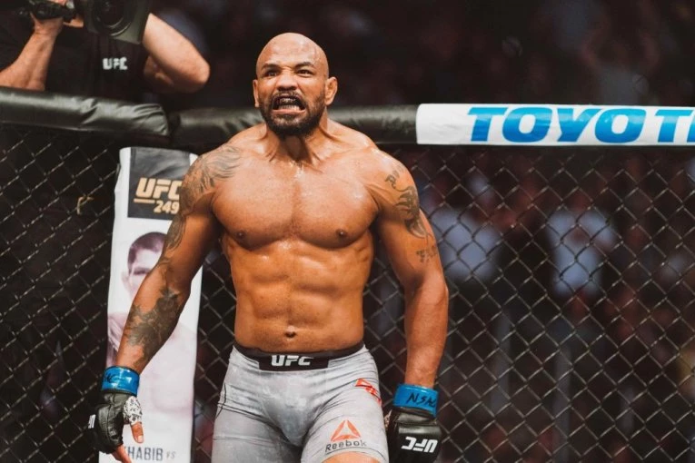 MMA BORAC NAPADNUT SAMURAJSKIM MAČEM!