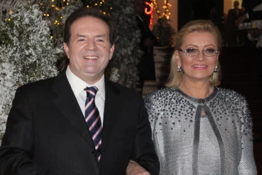 KARIĆI POSTALI POTPUNI HIT NA MREŽAMA! Bogoljub i Milanka krenuli da vide decu, ali su morali HITNO da se vrate, JER IM SE OPRASILA SVINJA MARGARITA! (VIDEO)