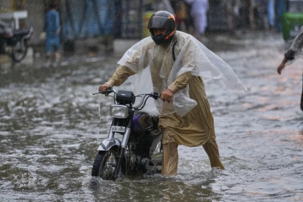 PARALISAN SAOBRAĆAJ, POPLAVE NA SVE STRANE, NEZAPAMĆENO NEVREME: Drama oko jezera koje Srbi obožavaju! (FOTO)