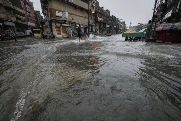 NEZAPAMĆEN POTOP! Rekordne padavine PARALISALE zemlju, poplave OŠTETILE puteve, poljoprivrednici u ozbiljnom problemu!