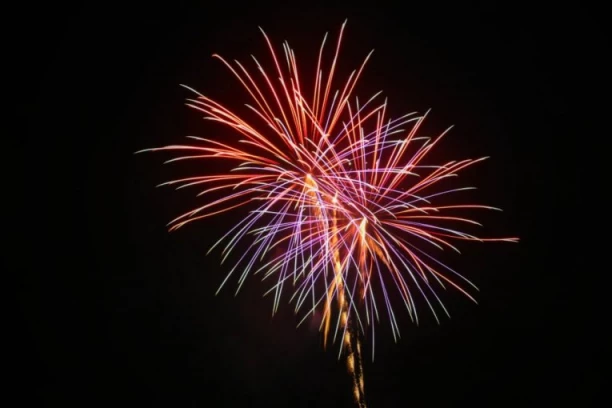 NA NAOVOM BEOGRADU SE SLAVI OD 18 ČASOVA! Nebo nad prestonicom već zasijalo! (VIDEO)