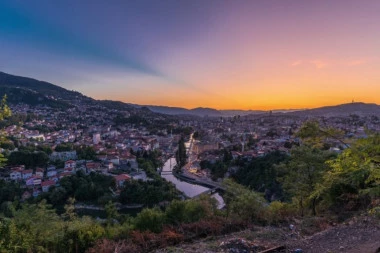 NASTAVLJAJU SE NAPADI NA SRBE U FBiH! Spaljeni automobili, oskrnavljene crkve