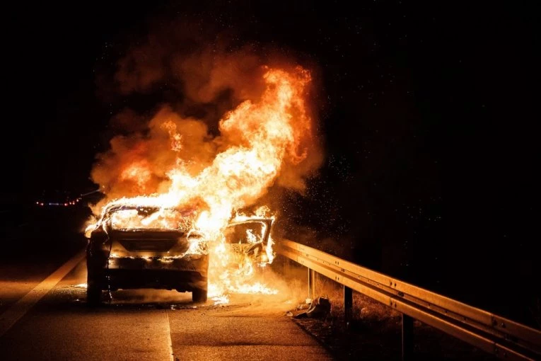 IZGORELI AUTOMOBILI NA BEŽANIJSKOJ KOSI! Sumnja se da je jedan zapaljen!