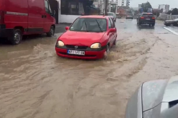 OVAJ GRAD U SRBIJI NEVREME URNISALO! Ulice pod vodim, saobraćaj u kolapsu...! (VIDEO)