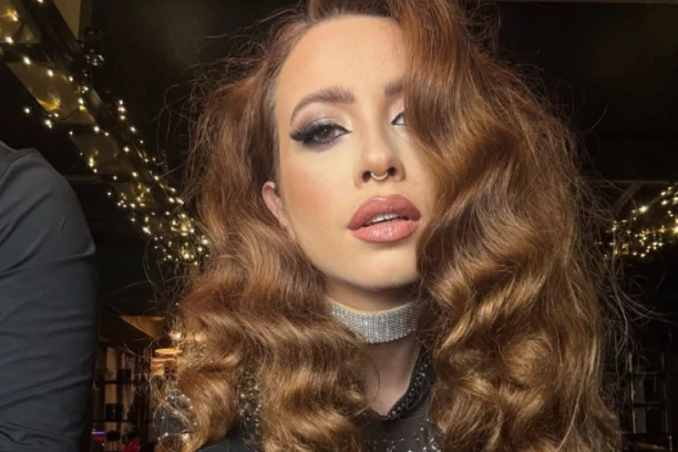 PEVAČICA OBELODANILA DA JE U SREĆNOJ VEZI SA ŽENOM: Obratila joj se EMOTIVNIM REČIMA - MUZO MOJA, VOLIM TE BESKRAJNO! (VIDEO)