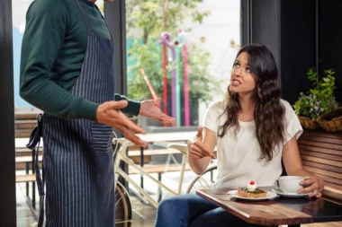 DEVOJKA UŠLA U RESTORAN KOJI NEMA JELOVNIK! Onda joj je prišao vlasnik i seo za njen sto! Ostala je bez teksta, ali je USPELA SVE DA SNIMI (VIDEO)
