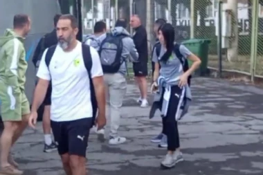 NEMA MNOGO OSMEHA NA NJIHOVIM LICIMA: Plaše se "pakla" u Humskoj - Kiprani stigli na stadion! (VIDEO)