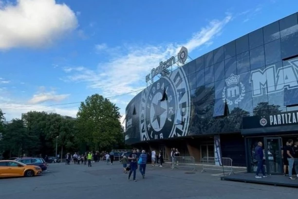 PRAVOSLAVNA BRAĆA: Navijači sa Kipra stigli u Humsku - jednim gestom oduševili su sve prisutne! (FOTO)