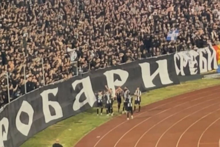 HRVATIMA SE OVO NEĆE SVIDETI: Grobari oteli zastavu Bed Blu Bojsa (FOTO)