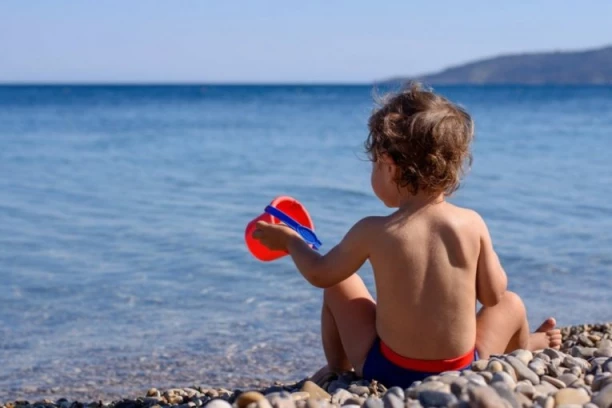 PETORO SRBA POD ISTRAGOM, PRETI IM ODUZIMANJE DECE! Kad su Nemci na plaži videli šta daju maloj deci, odmah pozvali policiju!