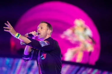 PLJUŠTE KOMENTARI NA MREŽAMA: Internet se usijao zbog skandala na koncertu Koldpleja, oglasio se i direktor "Astronomera"