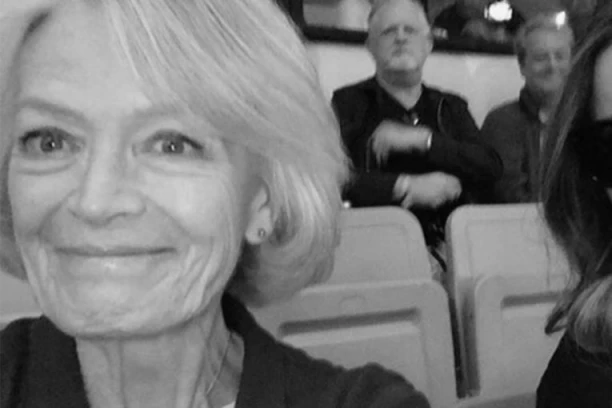 TEŠKA BOLEST RAZORILA POZNATU GLUMICU - UMRLA ĆERKI NA RUKAMA! Najnovije informacije lede krv u žilama!