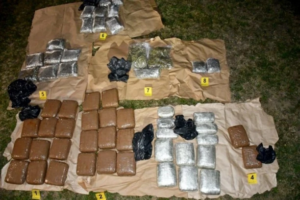 RAZBIJEN BEOGRADSKI NARKO-BUNKER! Policija upala u stan i pronašla skoro 60 kilograma droge! PRONAĐENA DVA PIŠTOLJA! (VIDEO)
